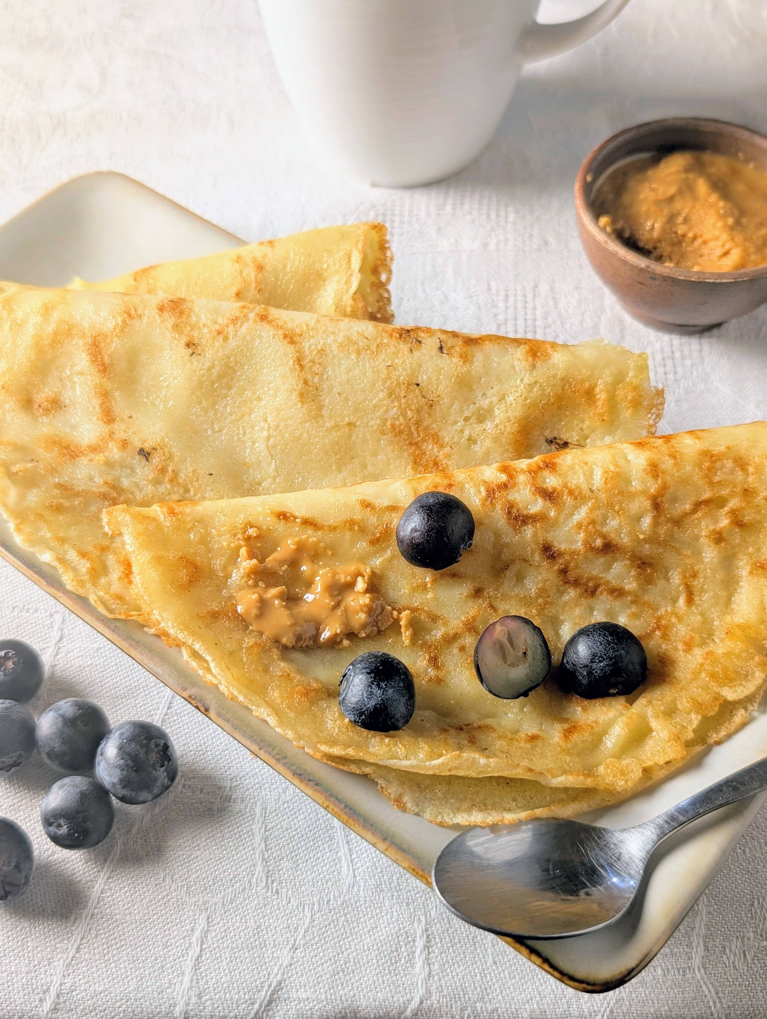 Photo de présentation des crêpes avec une cuillère de beurre de cacahuète