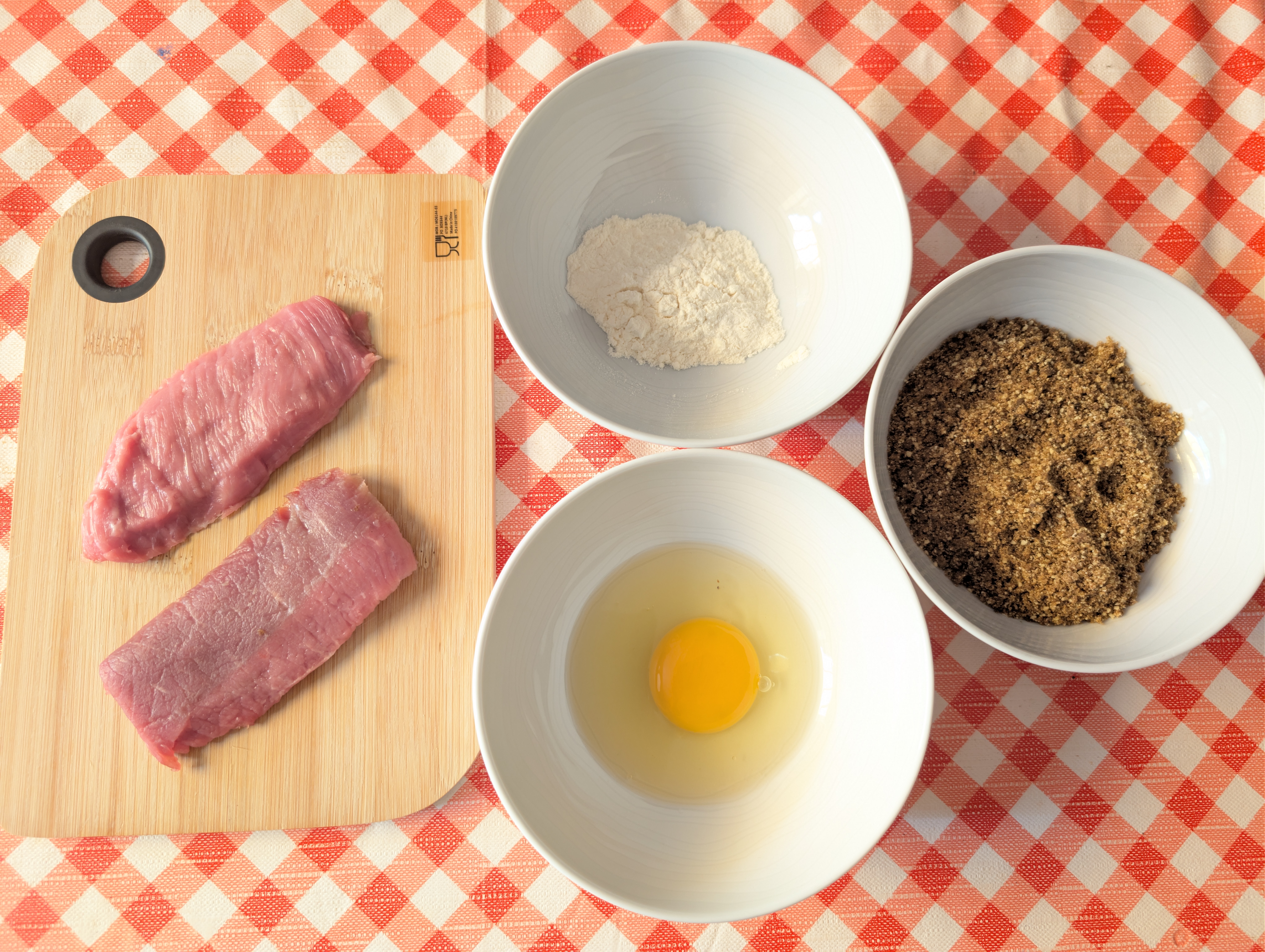 Présentation des ingredients de la recette desescalopes panées aux croquettes