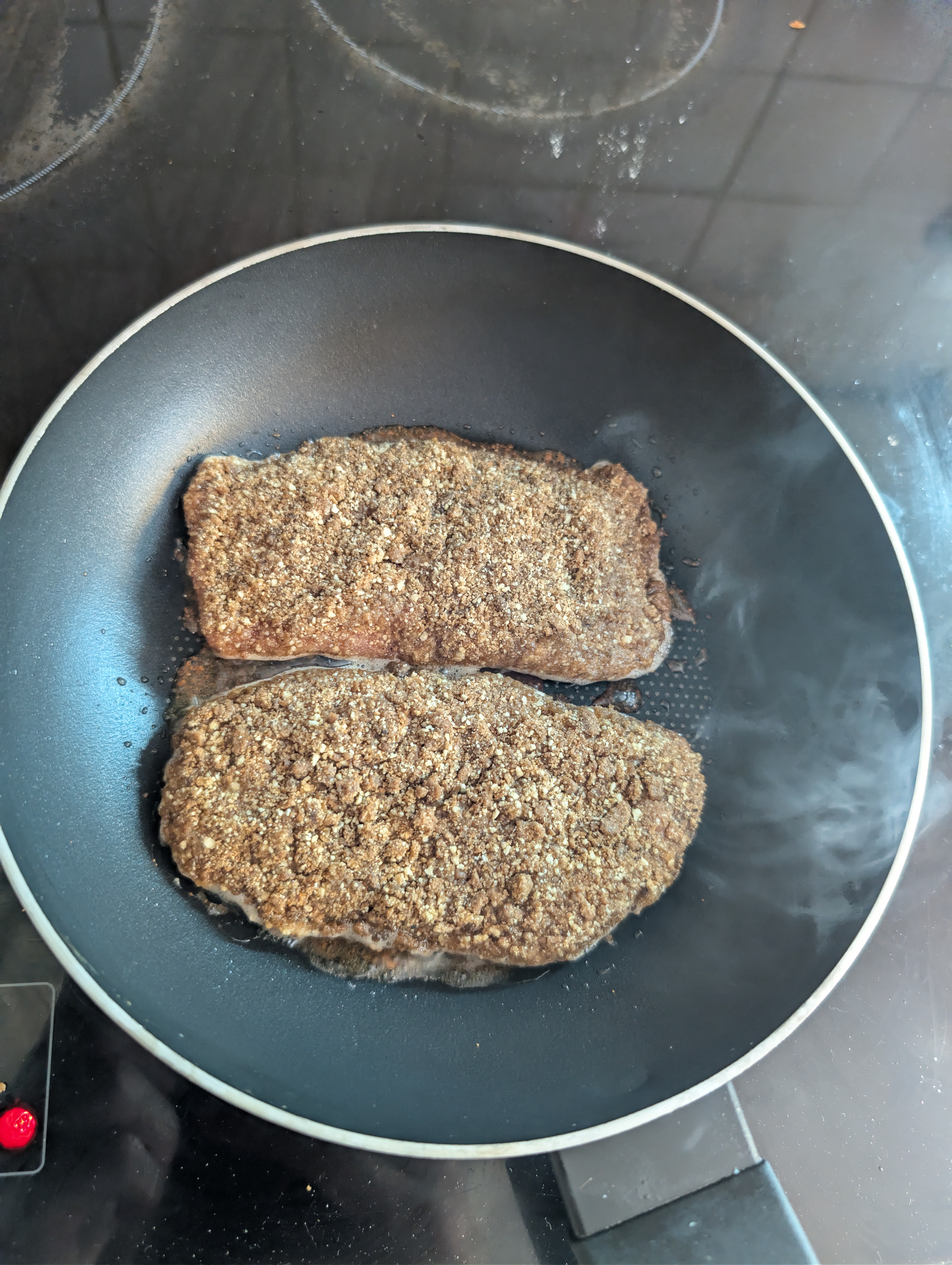 Cuisson à la poêle des escalopes de veau panée aux croquettes