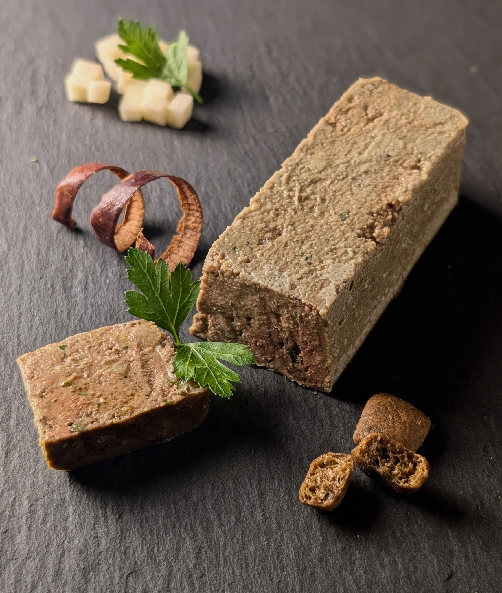 Photo de présentation du gâteau au foie et croquettes.