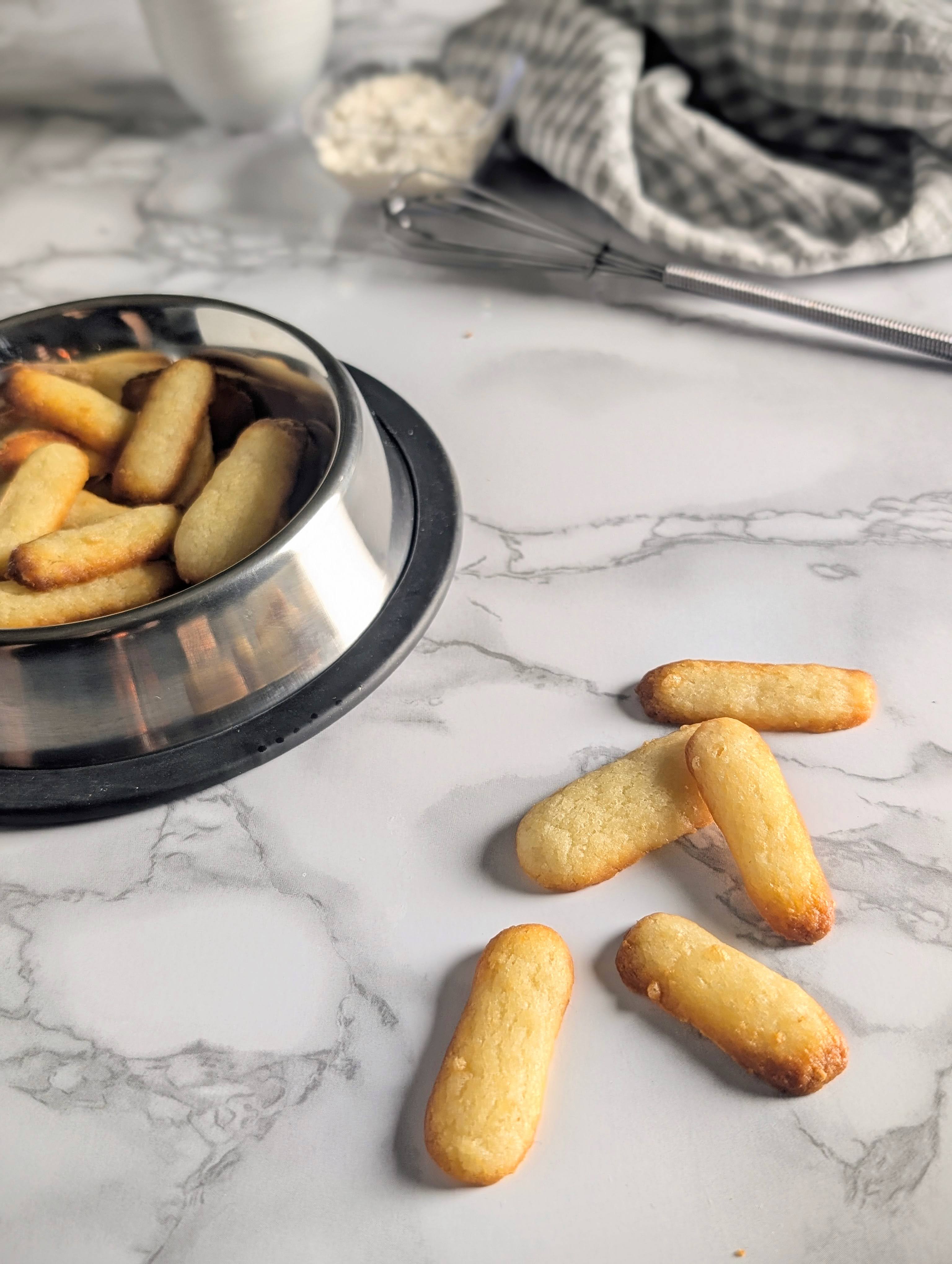 Photo de présentation des biscuits langue de chien au parmesan.