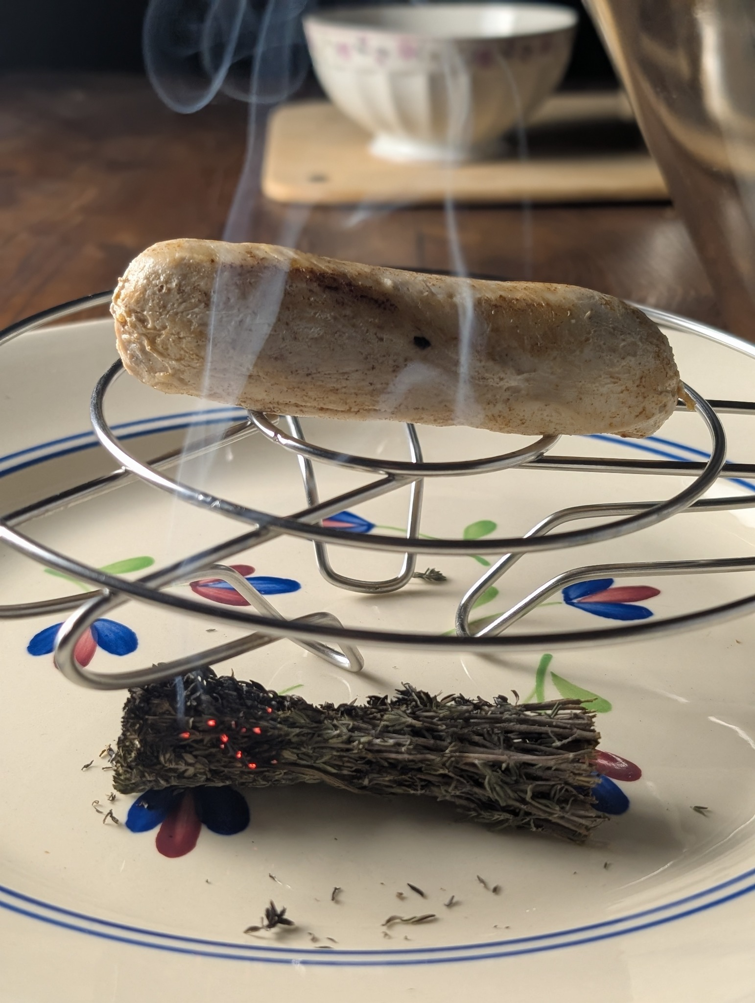 Le fumage au thym de la ballotine de volaille réalisé sous cloche.