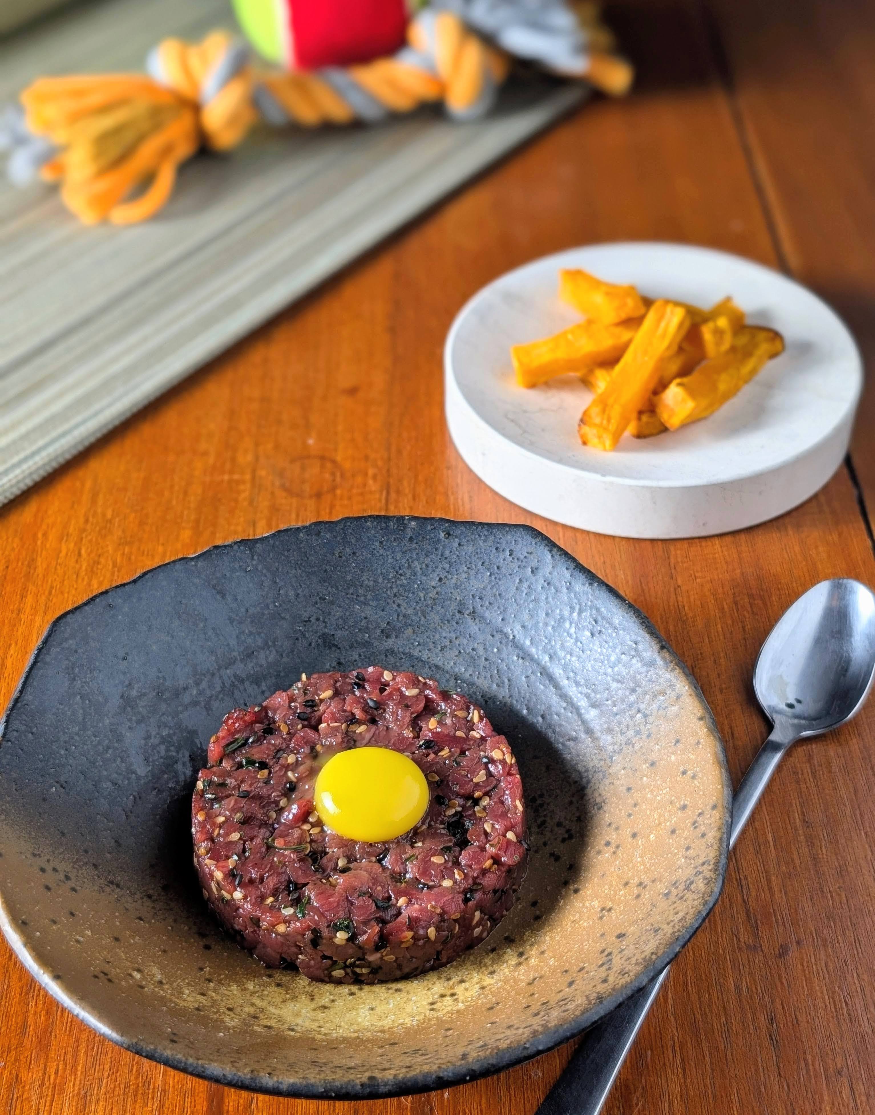 Présentation du tartare de boeuf & frites de patate douce